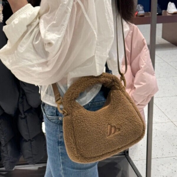오픈마켓 우리들쇼핑,아디다스 숄더백 뽀글이 양털 미니 가방 토트백 호보백 크로스백 브라운 JW1696